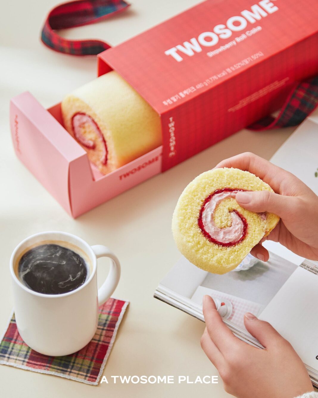 투썸플레이스, 상큼·보송 ‘딸기 롤케이크’ 출시