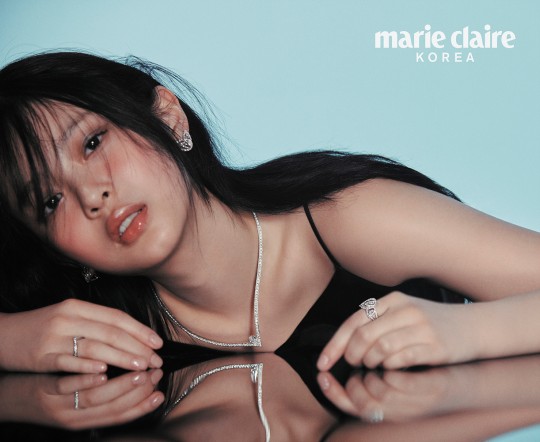 뉴진스 하니, 엎드린 채 도발 포즈…몽환 눈빛까지 반전 매력