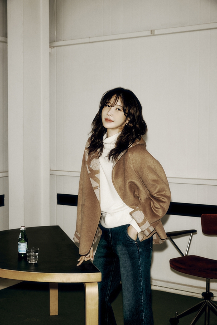 ‘드뮤어’ 감성 가득…이지아와 함께한 올리비아로렌 화보 공개