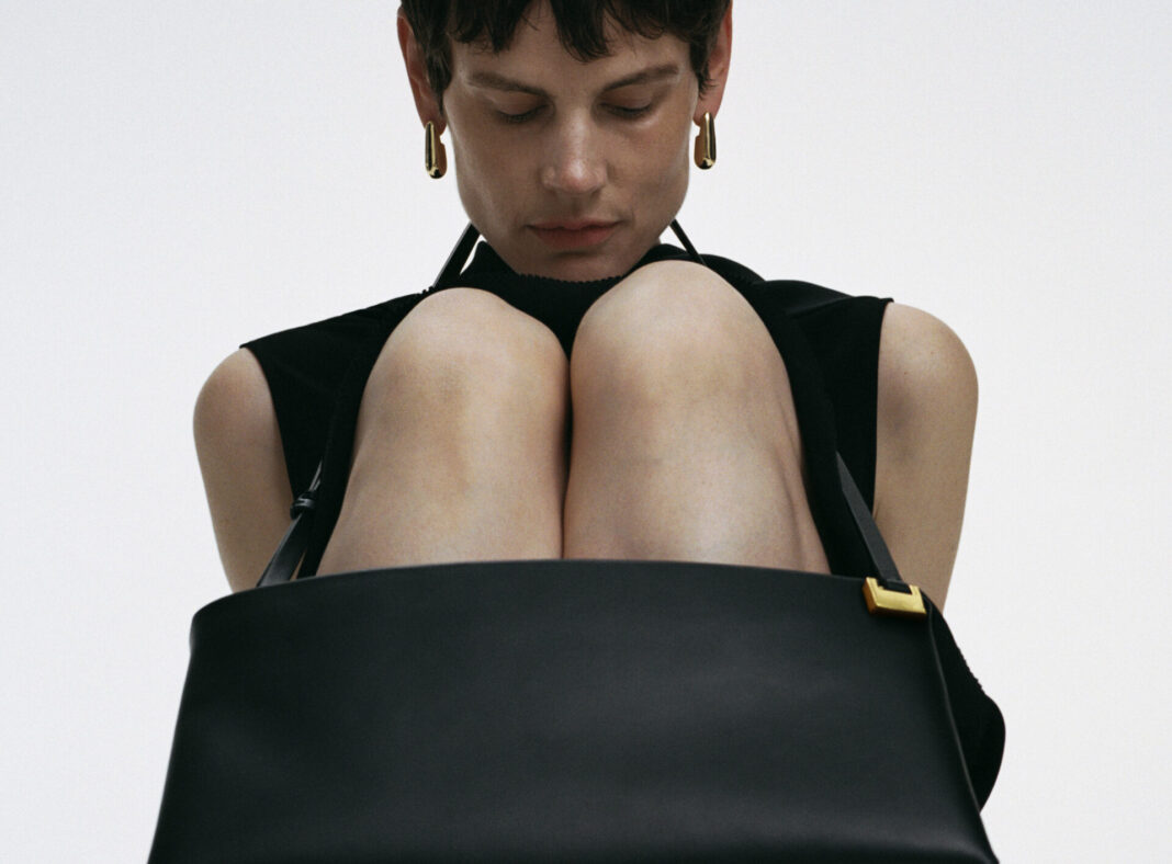 아르켓의 실루엣을 탐구한 ‘더 리틀 블랙 드레스 컬렉션’