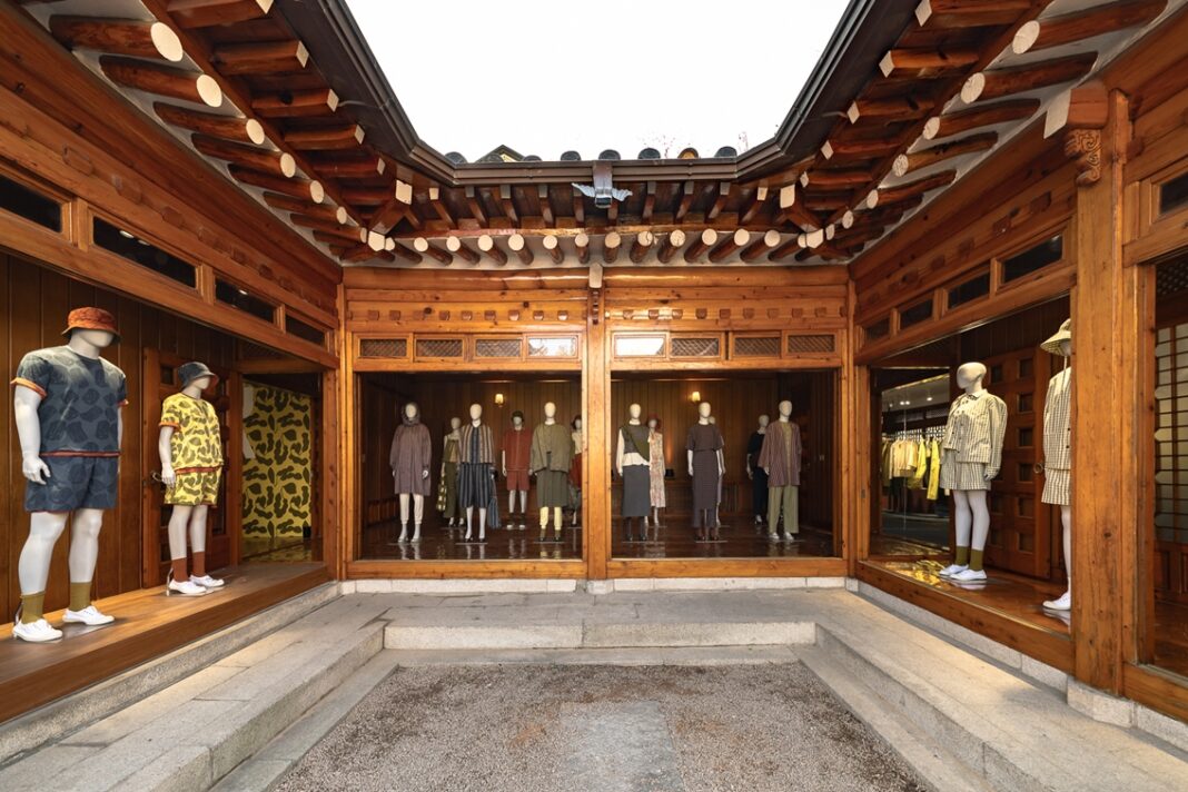 자주, ‘리브랜딩’ 기념 한국적 요소 살린 팝업 전시 진행