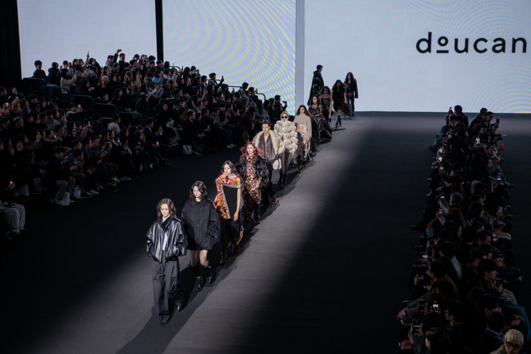 “고요한 이상향을 입다”…두칸, 서울패션위크서 2026 F/W 컬렉션 공개